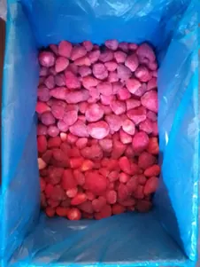 Caixa com morangos IQF congelados, outra vista
